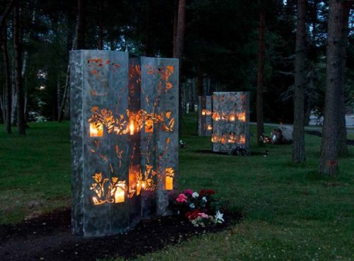 Oslo, Grefsen. Monumentene har små åpne rom, der det kan settes inn lys eller legges blomster