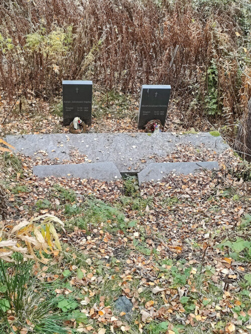 2022-36 Alta, Kåfjord kirkegård, graver utenfor gjerdet