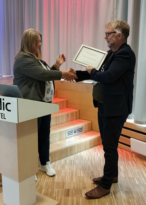 Fagdager i Tromsø 2023-50 Eidanger seremonibygg fikk prisen for årets beste livssynsåpne seremonirom. Kirkesjef i Porsgrunn Johannes Sørhaug tok imot prisen