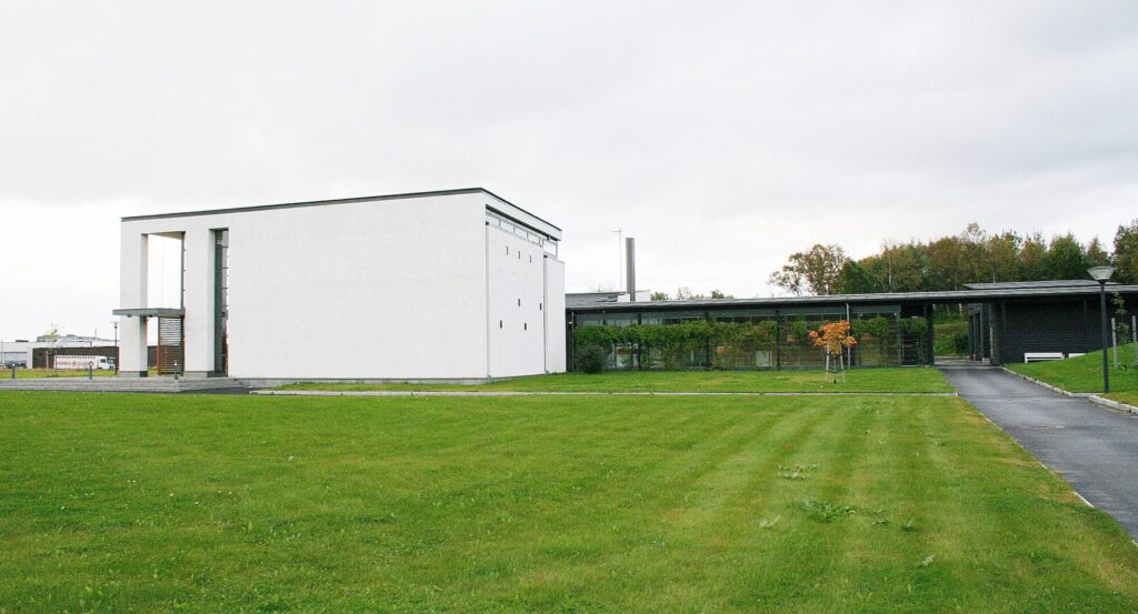 Bilde av Salten krematorium, hvit firkantet bygning.
