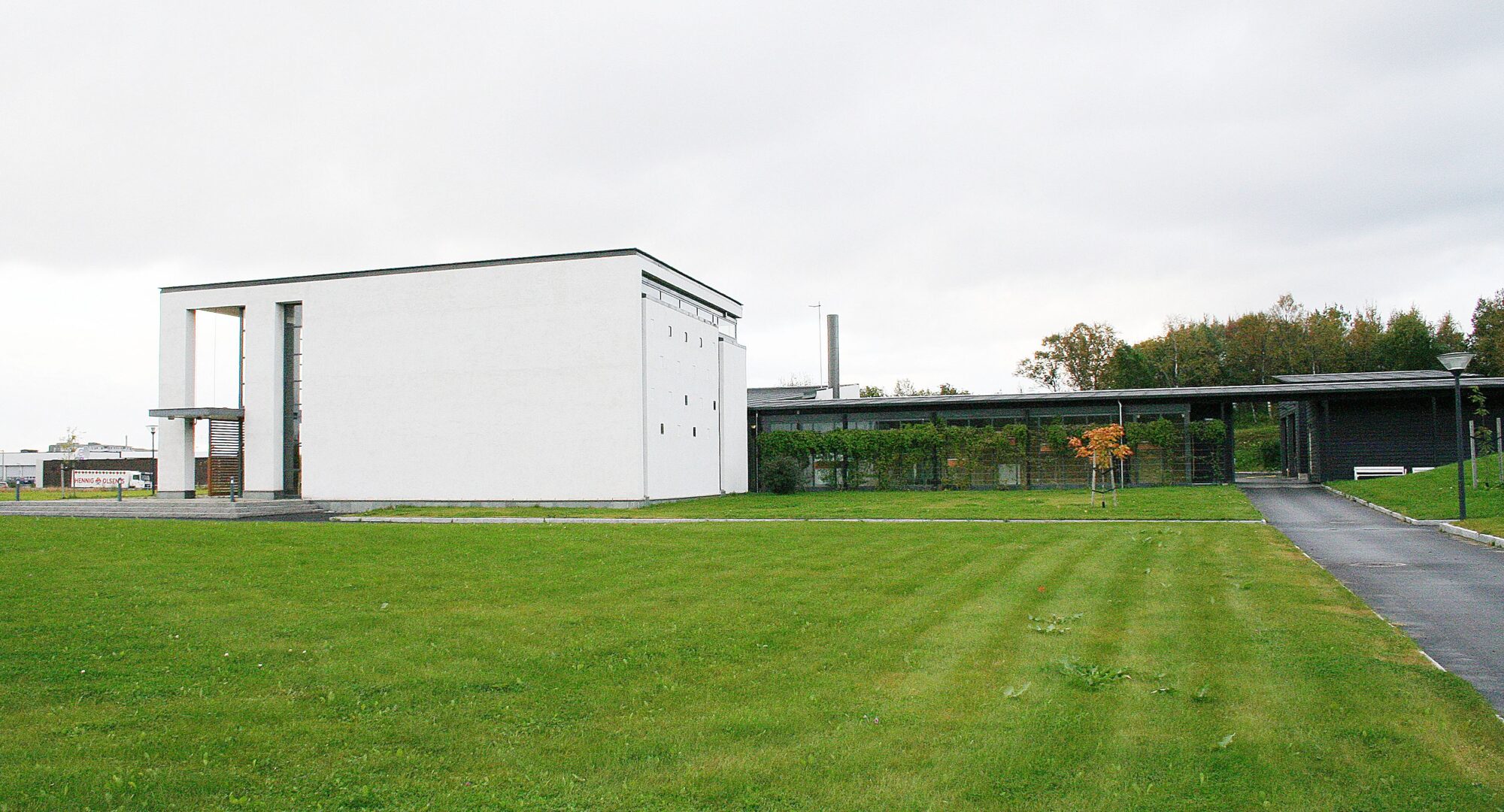 Bilde av Salten krematorium, hvit firkantet bygning.
