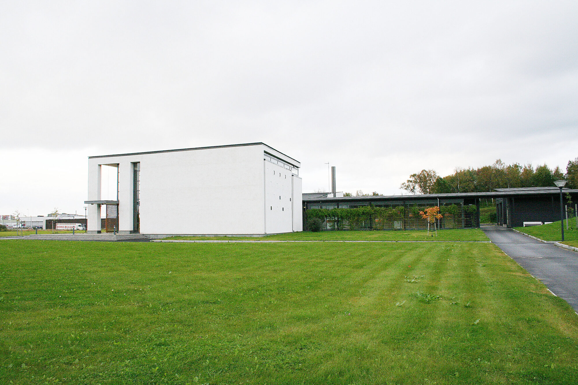 Bilde av Salten krematorium, hvit firkantet bygning