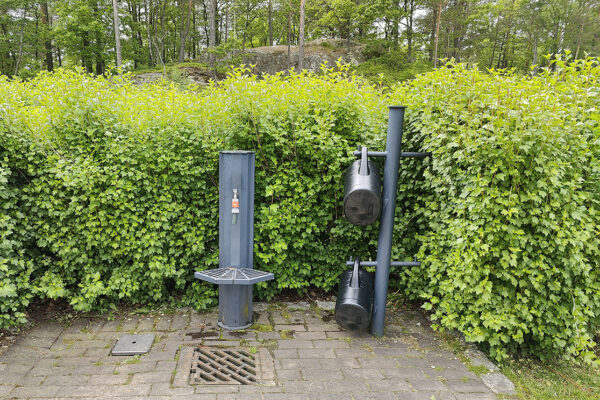 Bilde av vannpost og vannkanner i kontrastfarge til bakgrunnen og i rett betjeningshøyde