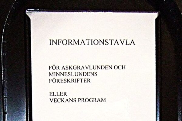 Bilde av et skilt med store bokstaver og i god luminanskontrast mellom skrift og bakgrunn