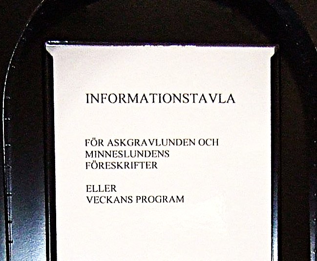 Bilde av et skilt med store bokstaver og i god luminanskontrast mellom skrift og bakgrunn