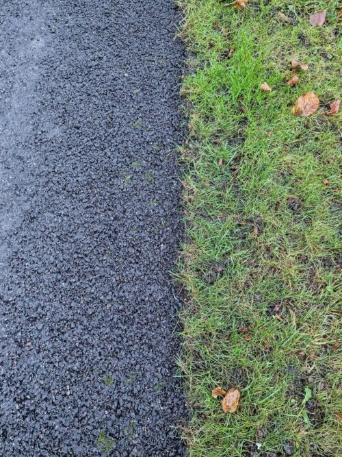 Taktil og visuell avgrensning mellom gangbane og gress som er godt vedlikeholdt
