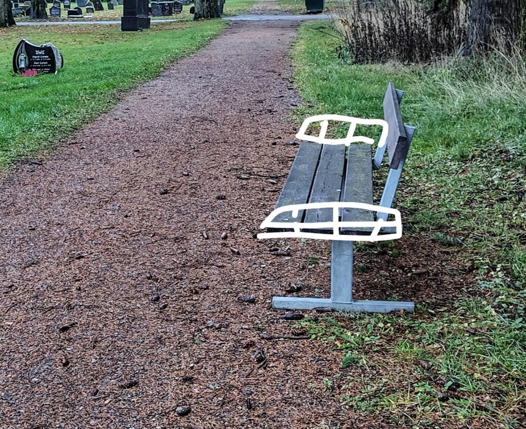 her har vi tegnet på armlener på benken for å vise hvor enkle tiltak man kan gjøre.