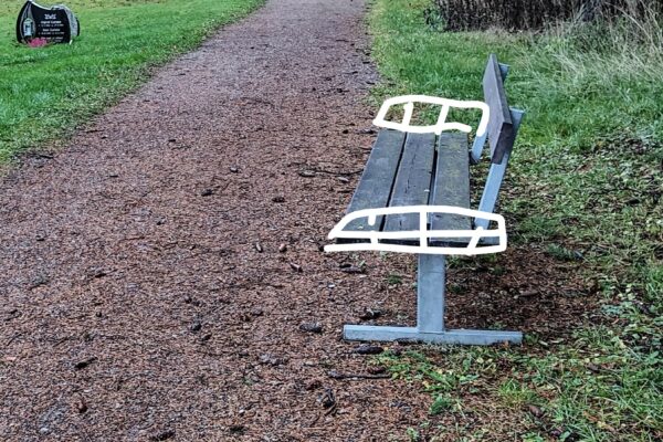 her har vi tegnet på armlener på benken for å vise hvor enkle tiltak man kan gjøre.