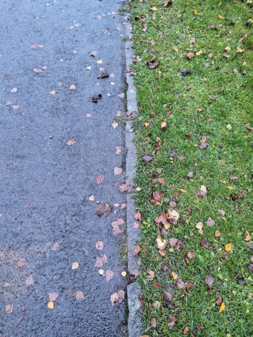 Taktil og visuell markering mellom gangbane og gress