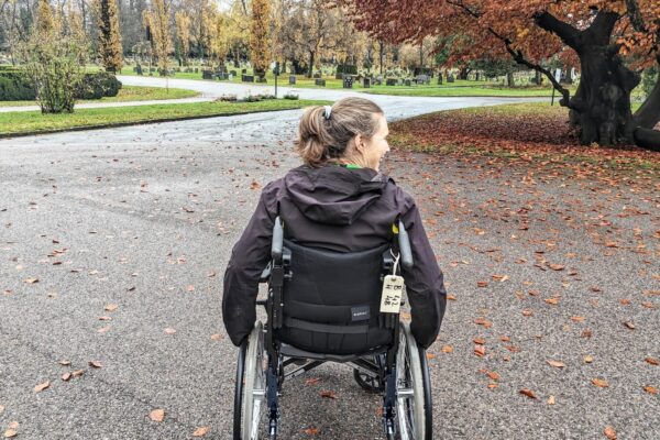 Bilde av en person i rullestol sett bakfra