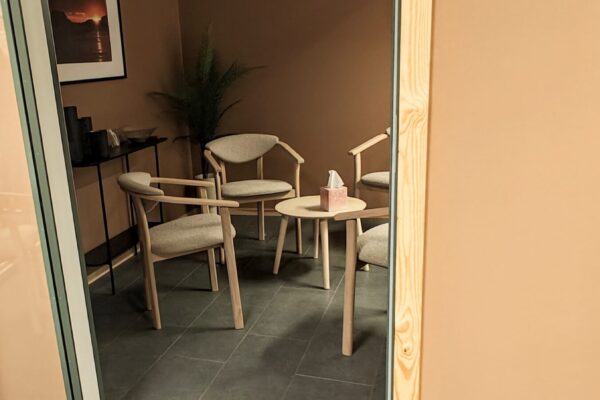 Trinnfritt observasjonsrom i krematoriet er viktig, bilde viser nettopp dette fra Salten Krematorium. Husk å flytte stoler så man kommer inn.