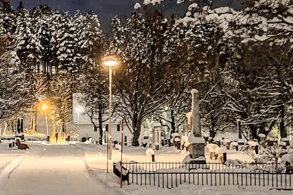 Bilde fra Bodin gravplass viser at Brøytekanter kan fungerer som ledelinjer om vinteren. Husk god belysning!