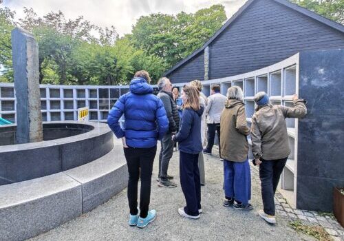 Bilde av urnevegg med folk foran. Her kan man komme helt inntil med rullestol, og urnene settes i flere høyder.