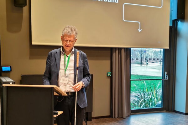 Foto av Sverre Fuglerud fra Blindefobrundet som forteller om synshemmedes krav på kurs i universell utforming
