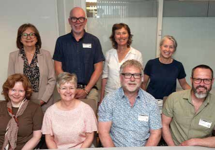 Bilde av personer. Foran: Kari Anne Flaa (ansatt), Jenny Antonia Madland, Johannes Sørhaug, Jørgen Forøy. Bak: Synnøve Haugstad Sira (ansatt), Magne Hustavenes, Marit Linberg og Ruth Hauge Bjørneseth. Foto Georg Mathisen.