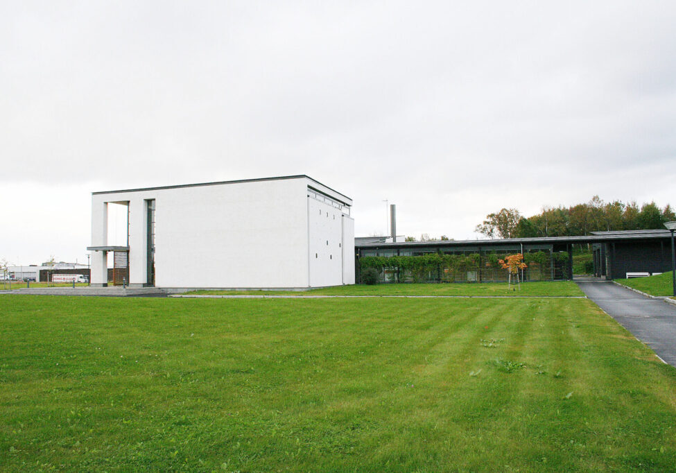 Bilde av Salten krematorium, hvit firkantet bygning