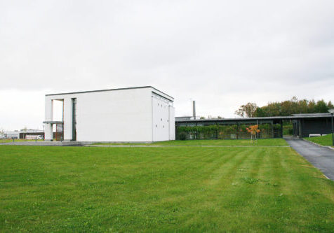 Bilde av Salten krematorium, hvit firkantet bygning